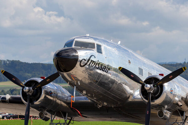 Пайерн, Швейцария - 2 сентября 2014 года: винтажный авиалайнер Douglas DC-3C N431HM
.