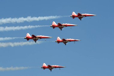Payerne, İsviçre - 6 Eylül 2014: Patrouille Suisse hava kuvvetleri Northrop F-5E savaş uçağı uçuş ekibi.