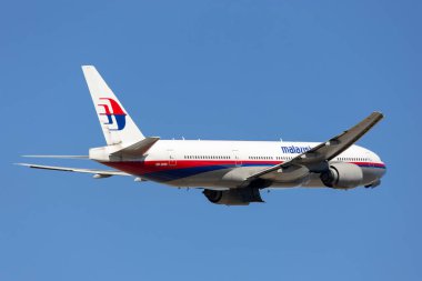 Melbourne, Avustralya - 13 Mart 2015: Malezya Havayolları Boeing 777 uçağı 9M-MRB Melbourne Uluslararası Havaalanından ayrılıyor.