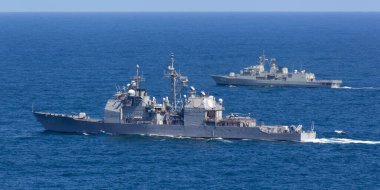 Sydney, Avustralya - 11 Ekim 2013: USS Chosin (CG-65) Ticonderoga sınıfı güdümlü füze kruvazörü ve Avustralya Kraliyet Donanması Anzak sınıfı firkateyni HMAS Parramatta denizde yelken açıyor. 