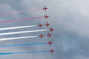 RAF Waddington, Hughnshire, İngiltere - 6 Temmuz 2014: Kraliyet Hava Kuvvetleri (RAF) Kırmızı Ok düzenleme akrobatik ekran ekibi RAF Waddington Airshow 'da İngiliz Havacılık Hawk T.1 Jet eğitim uçağı uçuruyor.. 