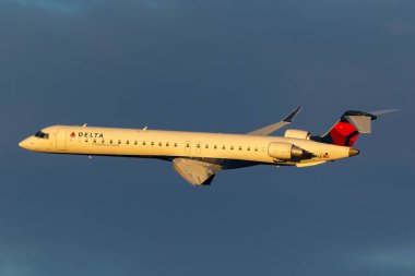 Las Vegas, Nevada, ABD - 9 Mayıs 2013: Delta Connection Bombardier CRJ-900LR bölgesel uçak Las Vegas 'taki McCarran Uluslararası Havalimanı' ndan ayrılıyor.