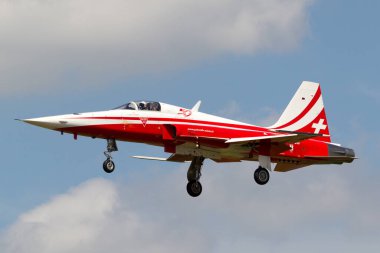 RAF Fairford, Gloucestershire, İngiltere - 10 Temmuz 2014: İsviçre Hava Kuvvetleri gösteri ekibi Patrouille Suisse 'den Northrop F-5E avcı uçağı.