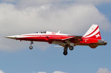 RAF Fairford, Gloucestershire, İngiltere - 10 Temmuz 2014: İsviçre Hava Kuvvetleri gösteri ekibi Patrouille Suisse 'den Northrop F-5E avcı uçağı.