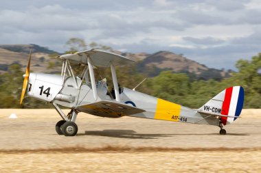 Rowland Düzlüğü, Avustralya - 14 Nisan 2013: De Havilland DH-82A Tiger Moth tek motorlu çift motorlu uçak eskiden Avustralya Kraliyet Hava Kuvvetleri tarafından pilot eğitimi için kullanıldı.