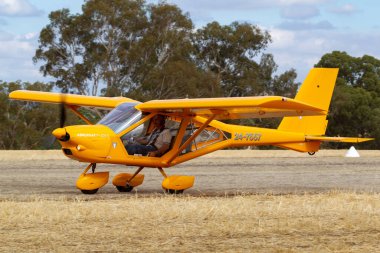 Rowland Flat, Avustralya - 14 Nisan 2013: Aeroprakt A-22LS Foxbat iki koltuk, yüksek kanatlı tek motorlu hafif hava aracı.