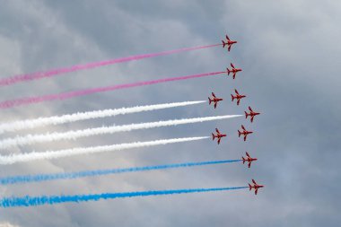 RAF Waddington, Hughnshire, İngiltere - 6 Temmuz 2014: Kraliyet Hava Kuvvetleri (RAF) Kırmızı Ok düzenleme akrobatik ekran ekibi British Aerospace Hawk T.1 Jet eğitmen uçağı. 