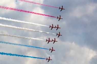RAF Waddington, Hughnshire, İngiltere - 6 Temmuz 2014: Kraliyet Hava Kuvvetleri (RAF) Kırmızı Ok düzenleme akrobatik ekran ekibi British Aerospace Hawk T.1 Jet eğitmen uçağı. 
