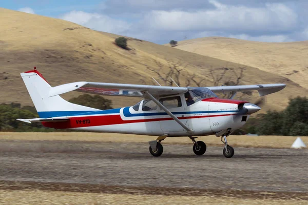 Rowland Flat Australien April 2013 Einmotoriges Leichtflugzeug Cessna 182 Skylane — Stockfoto