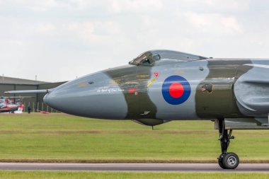 RAF Waddington, Hughnshire, İngiltere - 6 Temmuz 2014: Eski Kraliyet Hava Kuvvetleri (RAF) Avro Vulcan B.2 bombardıman uçağı XH558 Vulcan tarafından 2014 RAF Waddington Hava Gösterisinde Gökyüzü Vakfı 'na yönlendirildi.