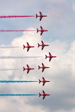 RAF Fairford, Gloucestershire, İngiltere - 12 Temmuz 2014: Kraliyet Hava Kuvvetleri (RAF) Kırmızı Ok düzenleme akrobatik ekran ekibi İngiliz Havacılık Hawk T.1 Jet eğitmen uçağı.