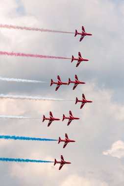 RAF Fairford, Gloucestershire, İngiltere - 12 Temmuz 2014: Kraliyet Hava Kuvvetleri (RAF) Kırmızı Ok düzenleme akrobatik ekran ekibi İngiliz Havacılık Hawk T.1 Jet eğitmen uçağı.