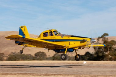 Rowland Flat, Avustralya - 14 Nisan 2013: Air Tractor 802 tarım ve yangın bombardıman uçağı VH-ODH.