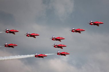 RAF Waddington, Hughnshire, İngiltere - 6 Temmuz 2014: Kraliyet Hava Kuvvetleri (RAF) Kırmızı Ok düzenleme akrobatik ekran ekibi British Aerospace Hawk T.1 Jet eğitmen uçağı. 