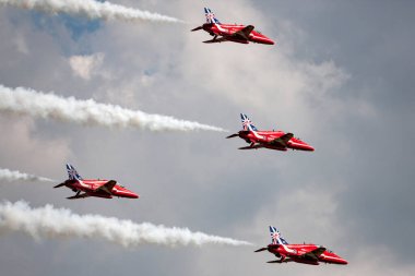 RAF Waddington, Hughnshire, İngiltere - 6 Temmuz 2014: Kraliyet Hava Kuvvetleri (RAF) Kırmızı Ok düzenleme akrobatik ekran ekibi British Aerospace Hawk T.1 Jet eğitmen uçağı. 