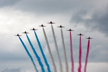RAF Waddington, Hughnshire, İngiltere - 6 Temmuz 2014: Kraliyet Hava Kuvvetleri (RAF) Kırmızı Ok düzenleme akrobatik ekran ekibi British Aerospace Hawk T.1 Jet eğitmen uçağı. 