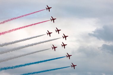RAF Waddington, Hughnshire, İngiltere - 6 Temmuz 2014: Kraliyet Hava Kuvvetleri (RAF) Kırmızı Ok düzenleme akrobatik ekran ekibi British Aerospace Hawk T.1 Jet eğitmen uçağı. 