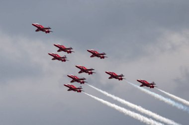 RAF Waddington, Hughnshire, İngiltere - 6 Temmuz 2014: Kraliyet Hava Kuvvetleri (RAF) Kırmızı Ok düzenleme akrobatik ekran ekibi British Aerospace Hawk T.1 Jet eğitmen uçağı. 