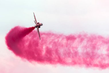 RAF Waddington, Hughnshire, İngiltere - 6 Temmuz 2014: Kraliyet Hava Kuvvetleri (RAF) Kırmızı Ok düzenleme akrobatik ekran ekibi British Aerospace Hawk T.1 Jet eğitmen uçağı. 