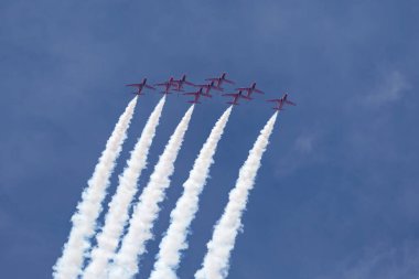 RAF Fairford, Gloucestershire, İngiltere - 13 Temmuz 2014: Kraliyet Hava Kuvvetleri (RAF) Kırmızı Ok düzenleme akrobatik ekran ekibi İngiliz Havacılık Atlayışı Hawk T.1 Jet eğitim uçağı.