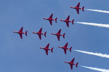 RAF Fairford, Gloucestershire, İngiltere - 13 Temmuz 2014: Kraliyet Hava Kuvvetleri (RAF) Kırmızı Ok düzenleme akrobatik ekran ekibi İngiliz Havacılık Atlayışı Hawk T.1 Jet eğitim uçağı.