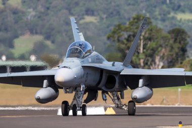 Albion Park, Avustralya - 4 Mayıs 2014: Royal Australian Air Force (RAAF) McDonnell Douglas F / A-18B Hornet jet uçağı A21-112 Illawarra Bölgesel Havaalanı, Albion Park.  