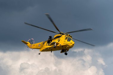 RAF Waddington, Hughnshire, İngiltere - 5 Temmuz 2014: Kraliyet Hava Kuvvetleri Westland Kralı HAR3 arama kurtarma helikopteri XZ595 RAF Valley üssünden. 