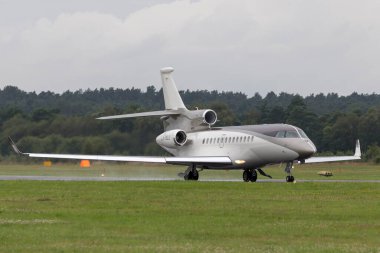 Farnborough, İngiltere - 19 Temmuz 2014: Dassault Falcon 7X lüks şirket jet uçağı LX-MES.