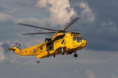 RAF Waddington, Hughnshire, İngiltere - 5 Temmuz 2014: Kraliyet Hava Kuvvetleri Westland Kralı HAR3 arama kurtarma helikopteri XZ595 RAF Valley üssünden. 