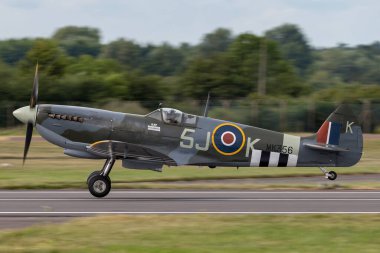 RAF Fairford, Gloucestershire, İngiltere - 13 Temmuz 2014: Kraliyet Hava Kuvvetleri (RAF) Britanya Anıtı Uçuşu Supermarine Spitfire LF Mk lXc - MK356.