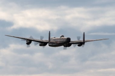 RAF Fairford, Gloucestershire, İngiltere - 13 Temmuz 2014: Kraliyet Hava Kuvvetleri (RAF) Britanya Anma Uçuşu Avro Lancaster bombardıman uçağı PA474.