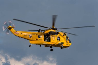 RAF Waddington, Hughnshire, İngiltere - 5 Temmuz 2014: Kraliyet Hava Kuvvetleri Westland Kralı HAR3 arama kurtarma helikopteri XZ595 RAF Valley üssünden. 
