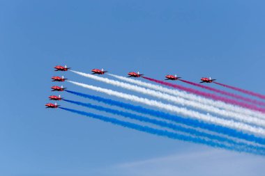 Farnborough, İngiltere - 20 Temmuz 2014: Kraliyet Hava Kuvvetleri (RAF) Kırmızı Ok düzenleme akrobatik ekran ekibi British Aerospace Hawk T.1 Jet eğitim uçağı. 
