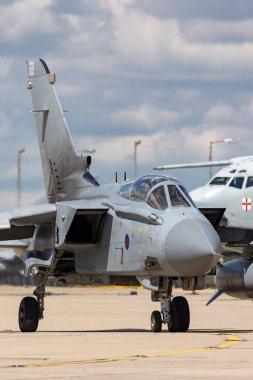 RAF Waddington, the UK - 7 Temmuz 2014: Kraliyet Hava Kuvvetleri (RAF) Panavia Tornado GR4 ZA606 XV (R) Filosu.