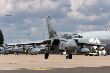 RAF Waddington, the UK - 7 Temmuz 2014: Kraliyet Hava Kuvvetleri (RAF) Panavia Tornado GR4 ZA606 XV (R) Filosu.