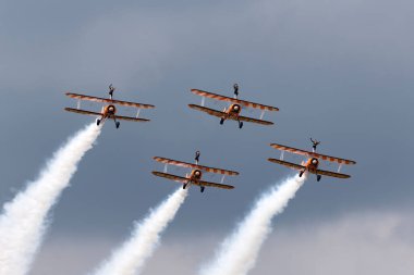 Farnborough, İngiltere - 20 Temmuz 2014: Breitling Wing Walkers vintage Boeing Stearman Biplanes.