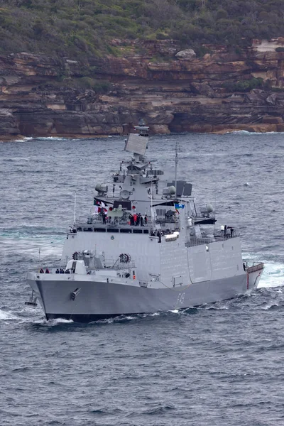 シドニー オーストラリア 2013年10月11日 Insサハイアドリ F49 シドニー港を出航するインド海軍のシーヴァリック級ステルスマルチロールフリゲート — ストック写真