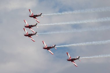 Rowland Düzlüğü, Avustralya - 14 Nisan 2013: Royal Australian Air Force (RAAF) Roulettes formasyon akrobatik ekran ekibi Pilatus P-9A askeri eğitim uçağı