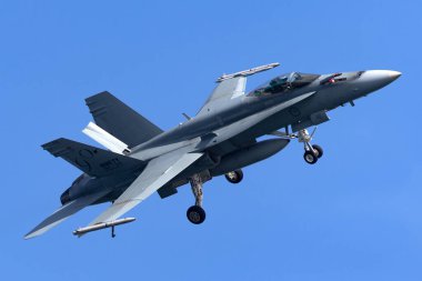 Sydney, Avustralya - 5 Ekim 2013: Royal Australian Air Force (RAAF) McDonnell Douglas F / A-18A Hornet çok delikli savaş uçağı A21-48.