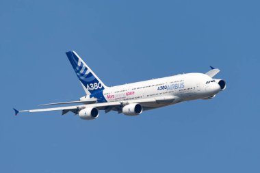 Payerne, İsviçre - 6 Eylül 2014: Airbus A380-841 büyük dört motorlu ticari uçak F-WWDD.
