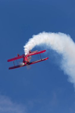 Rowland Düzlüğü, Avustralya - 14 Nisan 2013: 13 Time Australian Aerobatic Şampiyonu Chris Sperou Pitts S-1-11B Super Stinker akrobatik çift kanatlı VH-XPS.