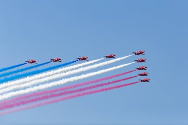 Payerne, İsviçre - 6 Eylül 2014: Kraliyet Hava Kuvvetleri (RAF) Kırmızı Ok düzenleme akrobatik ekran takımı İngiliz Havacılık Hawk T.1 Jet eğitim uçağı.