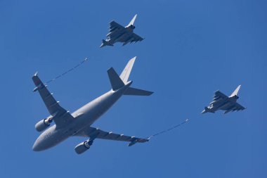 Payerne, İsviçre - 7 Eylül 2014: Alman Hava Kuvvetleri (Luftwaffe) Airbus A310-304 hava yakıt ikmali uçağı iki Eurofighter Typhoon savaş uçağı yakıt ikmali.