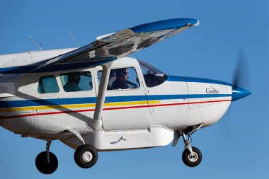 Rowland Flat, Avustralya - 14 Nisan 2013: Cessna 337 Skymaster çift motorlu hafif uçak VH-DND.