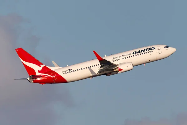 Sydney Austrália Outubro 2013 Qantas Boeing 737 Avião Comercial Decolando — Fotografia de Stock