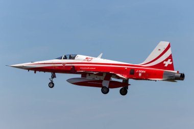 RAF Fairford, Gloucestershire, İngiltere - 10 Temmuz 2014: İsviçre Hava Kuvvetleri gösteri ekibi Patrouille Suisse 'den Northrop F-5E avcı uçağı.