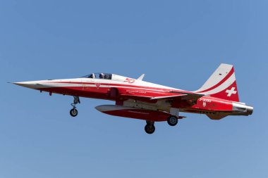 RAF Fairford, Gloucestershire, İngiltere - 10 Temmuz 2014: İsviçre Hava Kuvvetleri gösteri ekibi Patrouille Suisse 'den Northrop F-5E avcı uçağı.
