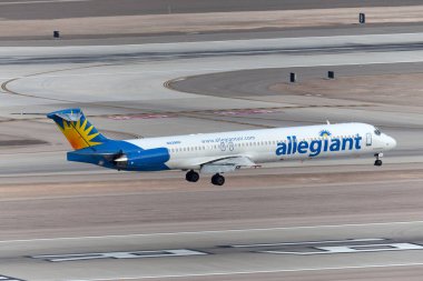 Las Vegas, Nevada, ABD - 5 Mayıs 2013: Allegiant Air McDonnell Douglas MD-83 Las Vegas McCarran Uluslararası Havalimanı 19R pistine inmek üzeredir.