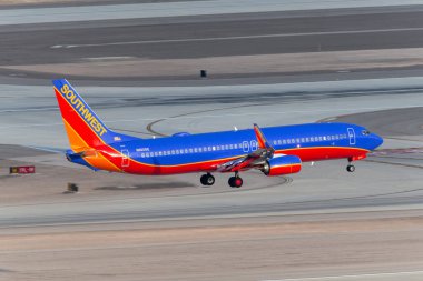 Las Vegas, Nevada, ABD - 5 Mayıs 2013: Southwest Airlines Boeing 737 uçağı Las Vegas 'taki McCarran Uluslararası Havaalanı' na iniş yapmak üzeredir..