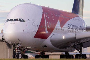 Melbourne, Avustralya - 23 Haziran 2015: Singapur Havayolları Airbus A380-841 9V-SKI Singapur 'un kalkışa hazırlanışının 50. yıldönümünü kutlamak için özel bir üniformayla. 